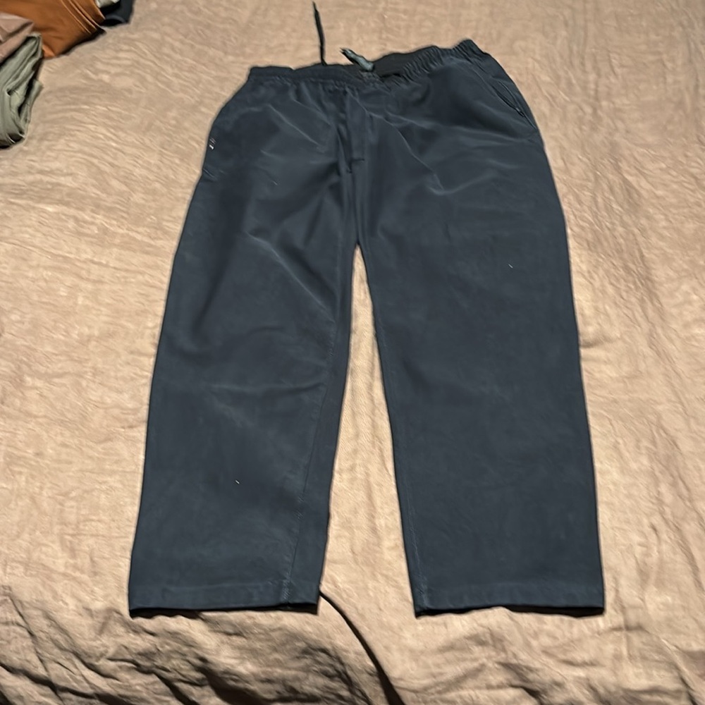 Lululemon pull on utilitech
Size large